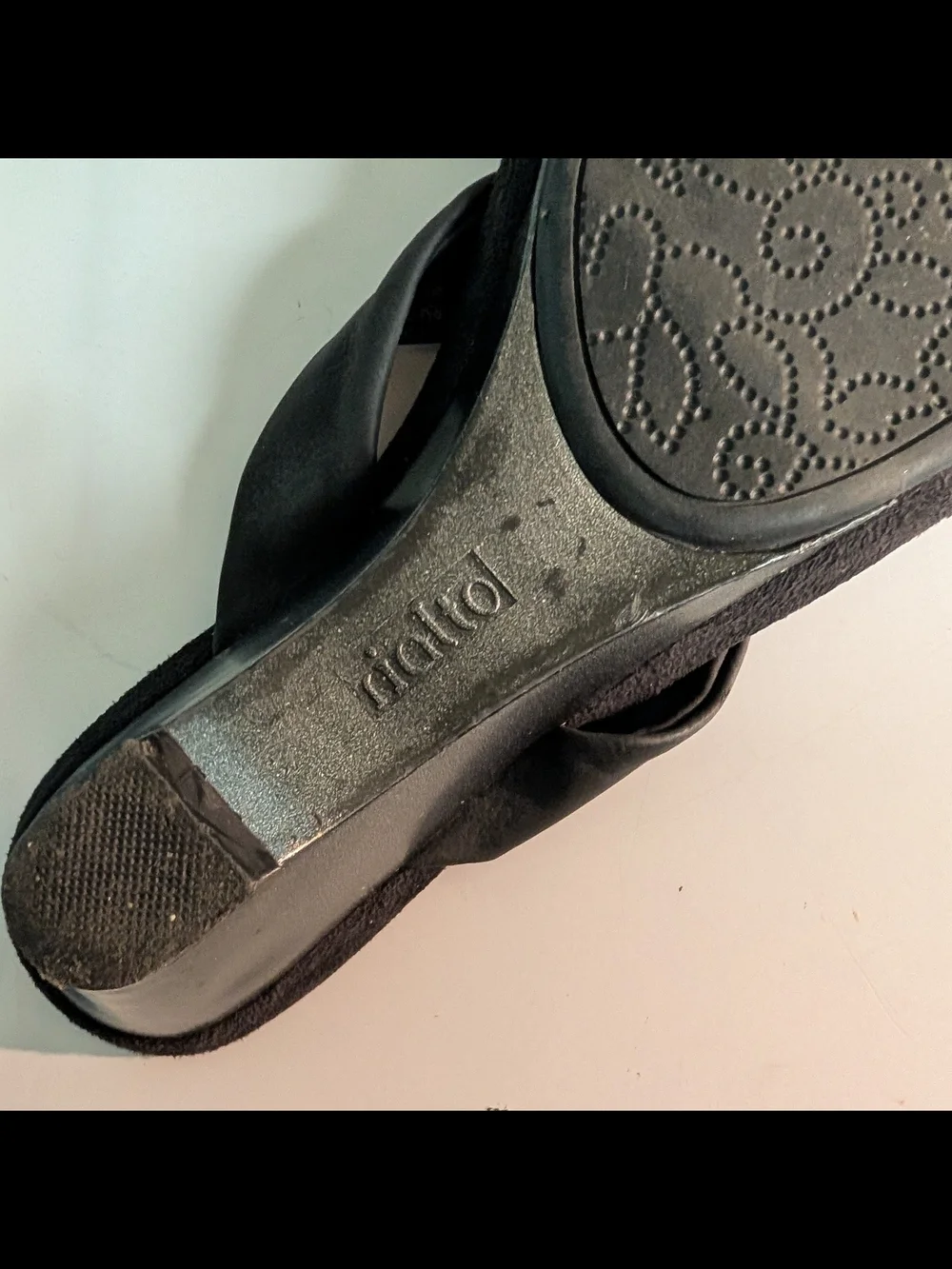 Rialto Black Faux Leather Slide Thong Sandals with Decorative Medallion Size 9